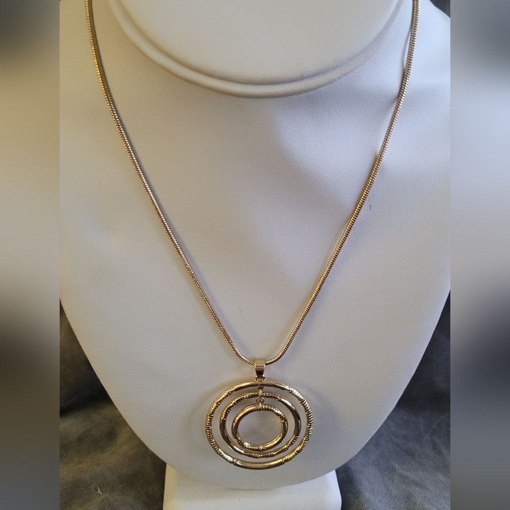 🌼2/$12 Goldtone multiple circle pendant with snake chain